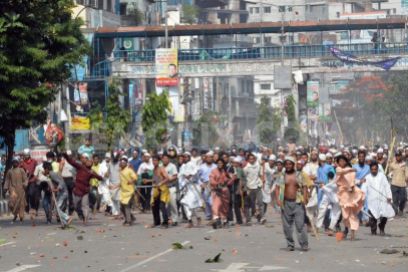 dhaka-turns-into-a-warzone-as-hefajat-clash-with-police_2026265